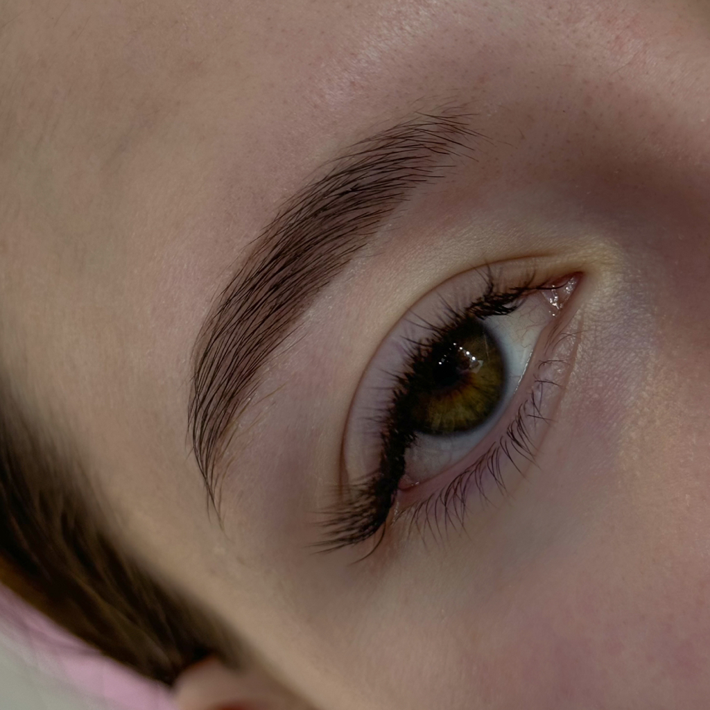 Окрашивание бровей + «халяль» коррекция (осветление волосков)