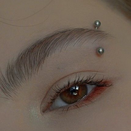 Прокол брови