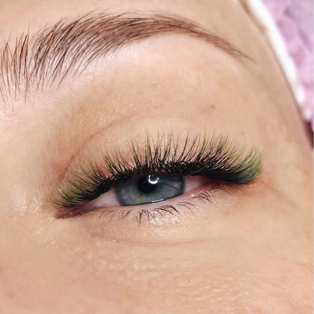 Вставки цветных ресниц (+ к стоимости услуги)