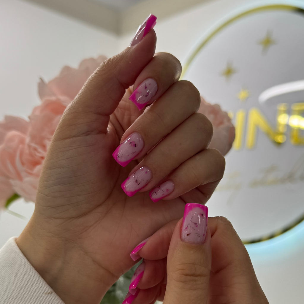 Маникюр с покрытием гель-лак (французский маникюр)