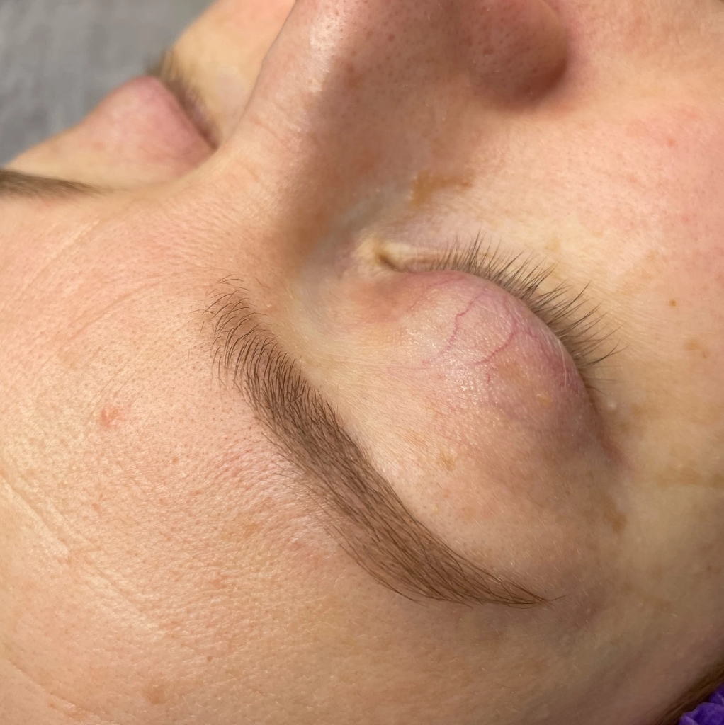 Перманентный макияж бровей