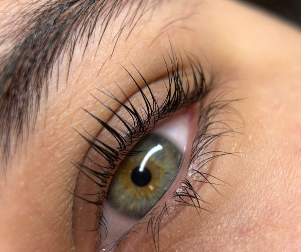 Ламинирование ресниц + оформление бровей