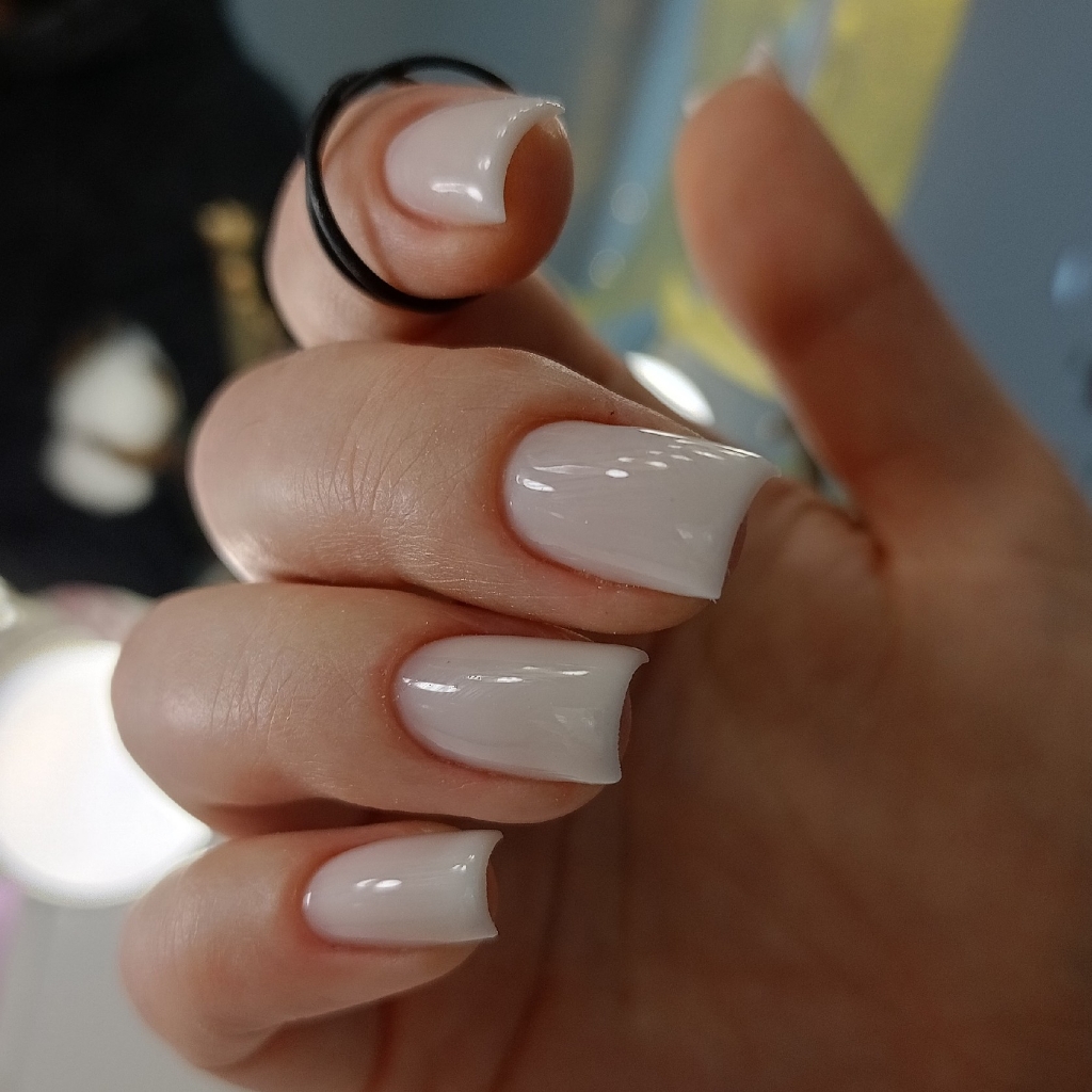 Маникюр с однотонным покрытием и ремонт