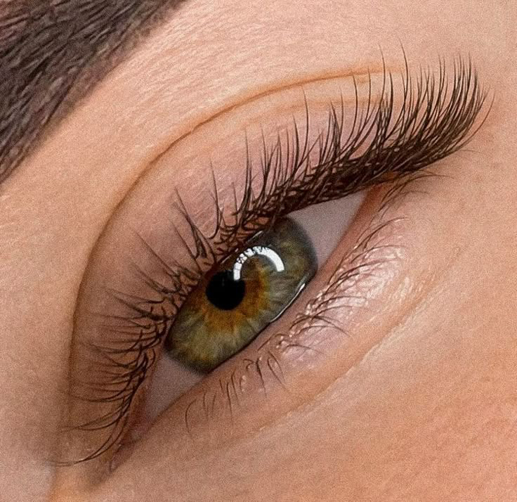 Уголки ресниц