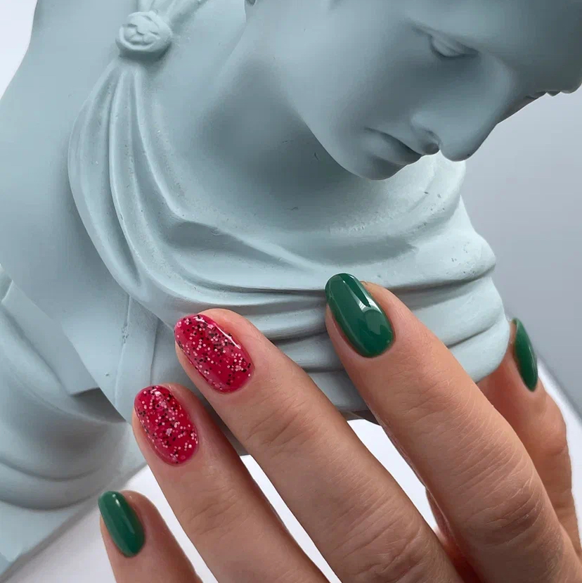 Маникюр с покрытием в один тон