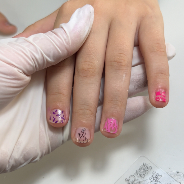 Детский маникюр (оформление формы, легкая обработка кутикулы, покрытие обычным лаком)