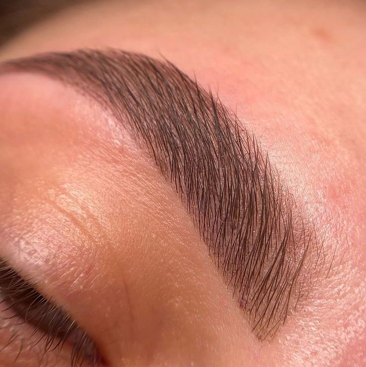 Оформление бровей краской