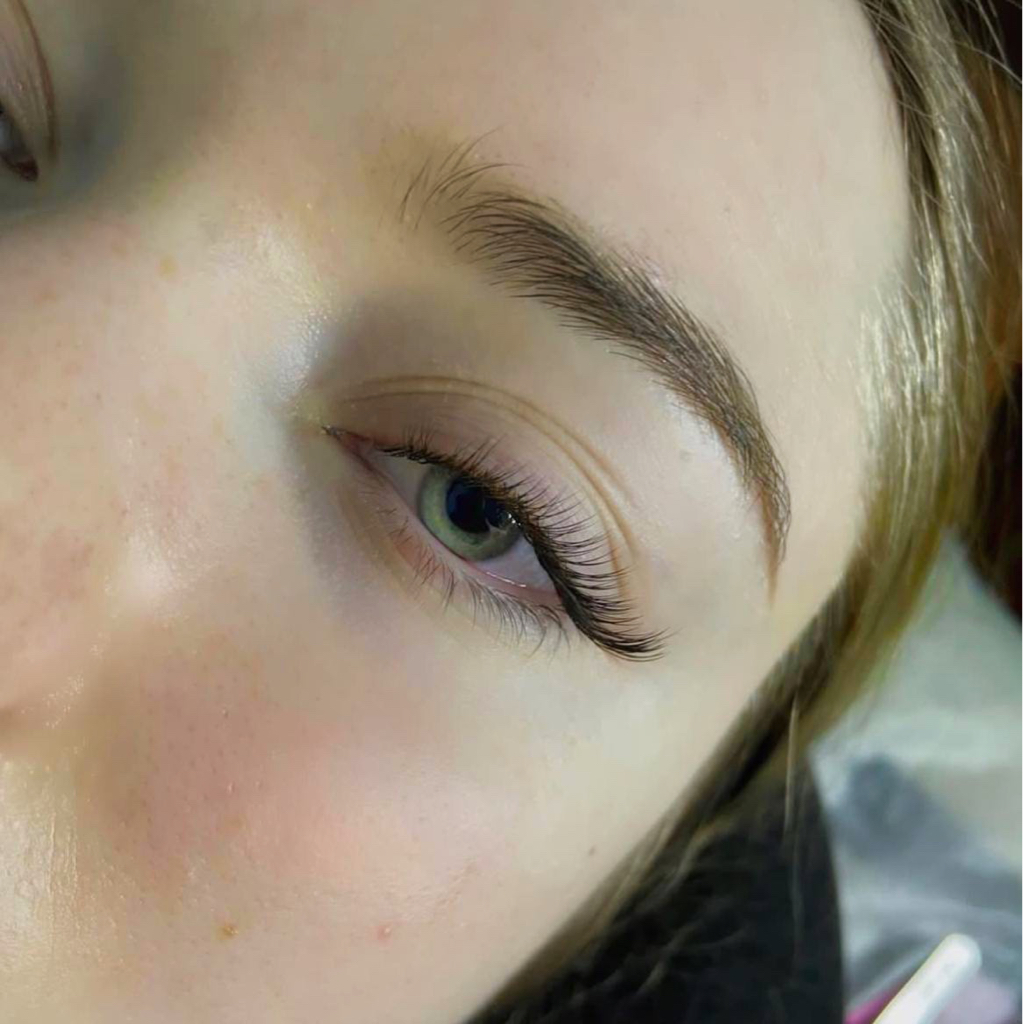 Коррекция бровей