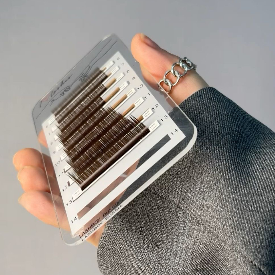 Снятие наращенных  ресниц