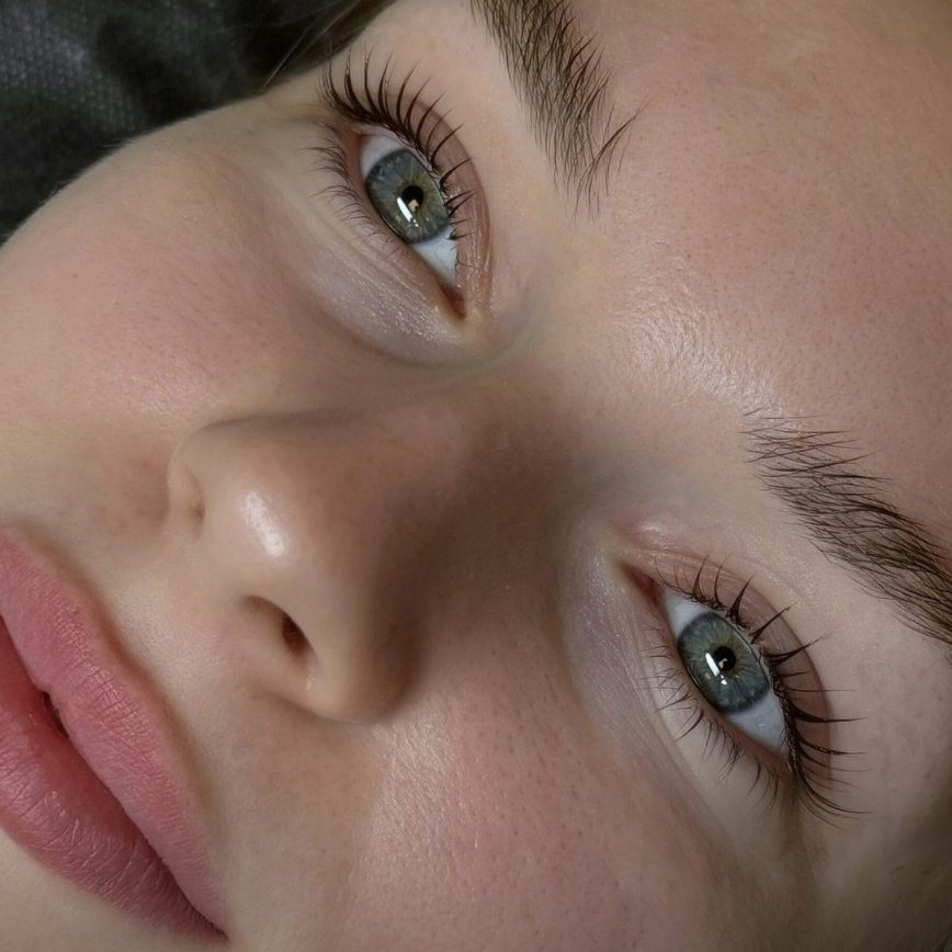 Коррекция, окрашивание бровей + ламинирование ресниц