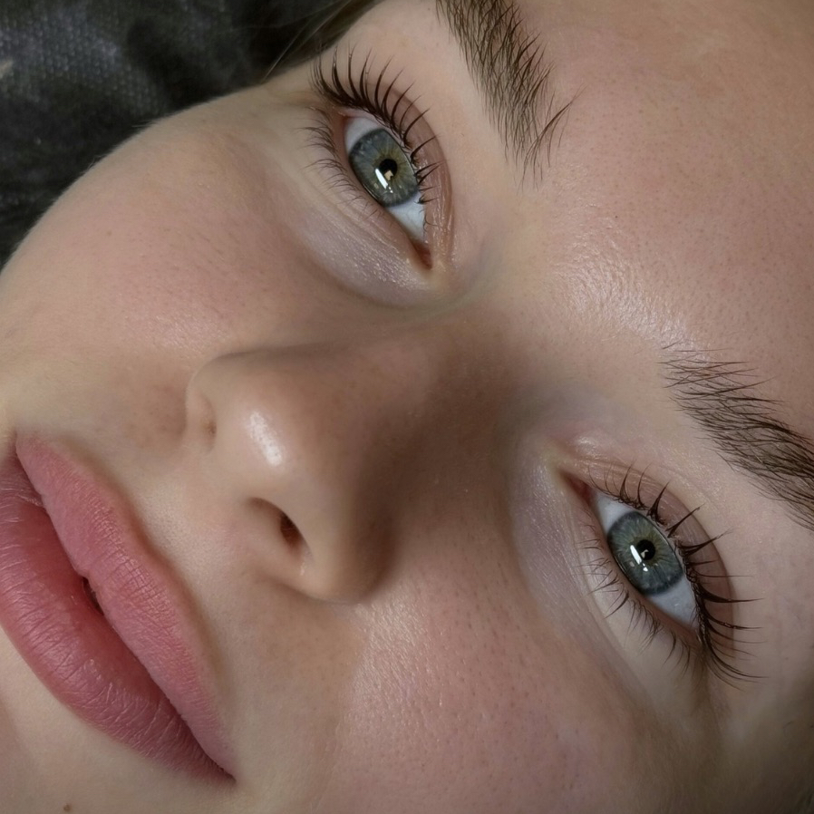 Коррекция бровей + ламинирование ресниц