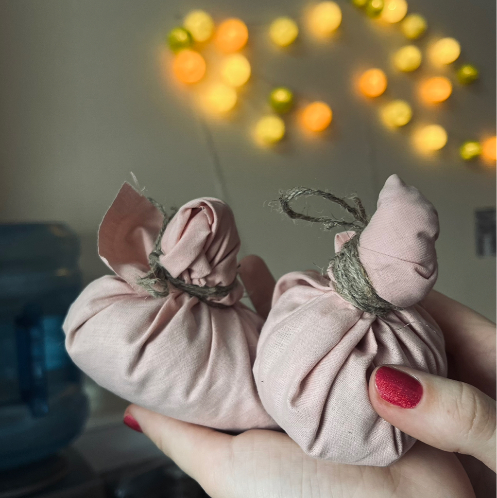 Массаж горячими гречишными мешочками