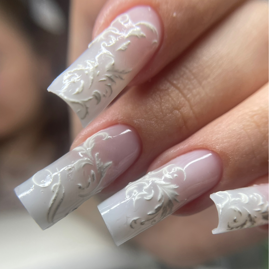 Маникюр с наращиванием средних и длинных ногтей