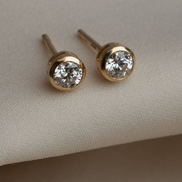 Прокол ушей пистолетом (серьги салона)