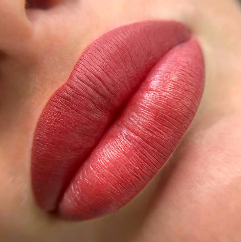 Перманентный макияж губ в плотном помадном прокрасе