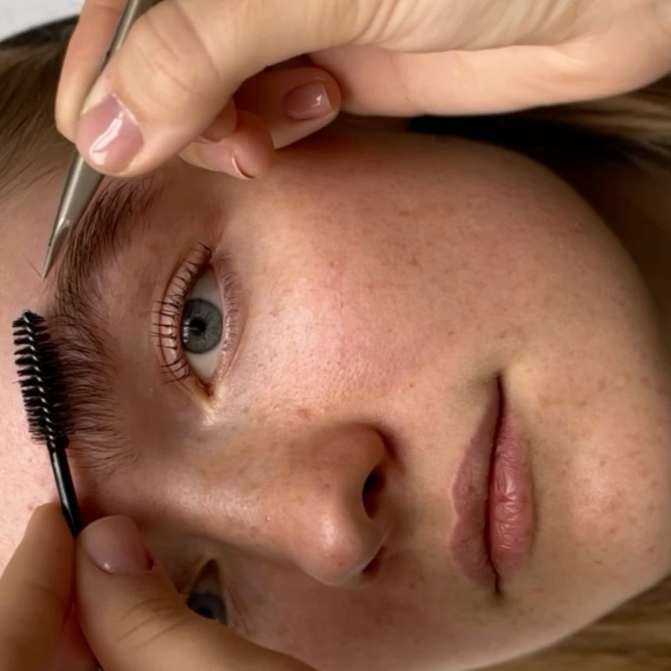 Коррекция бровей воском / пинцетом