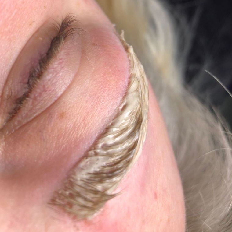 Осветление бровей на 1 тон