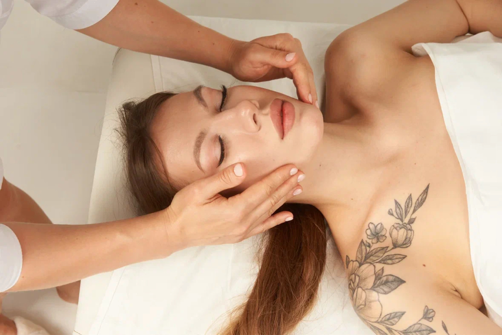 Классический глубокий массаж лица