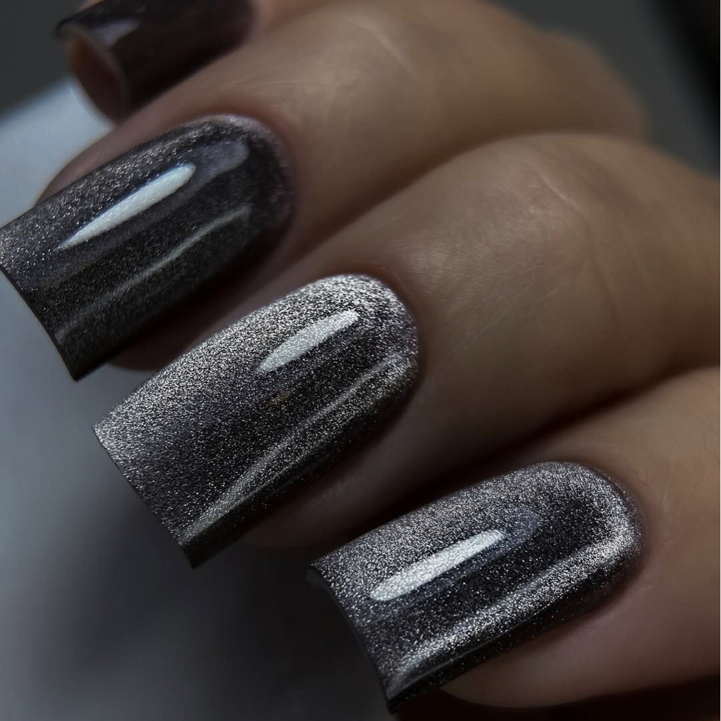 Кошка с чёрной подложкой