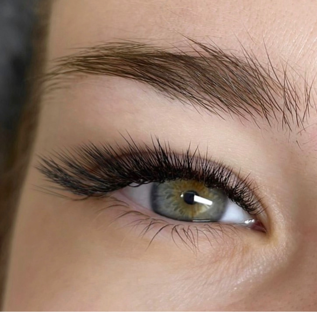 Наращивание ресниц 3D