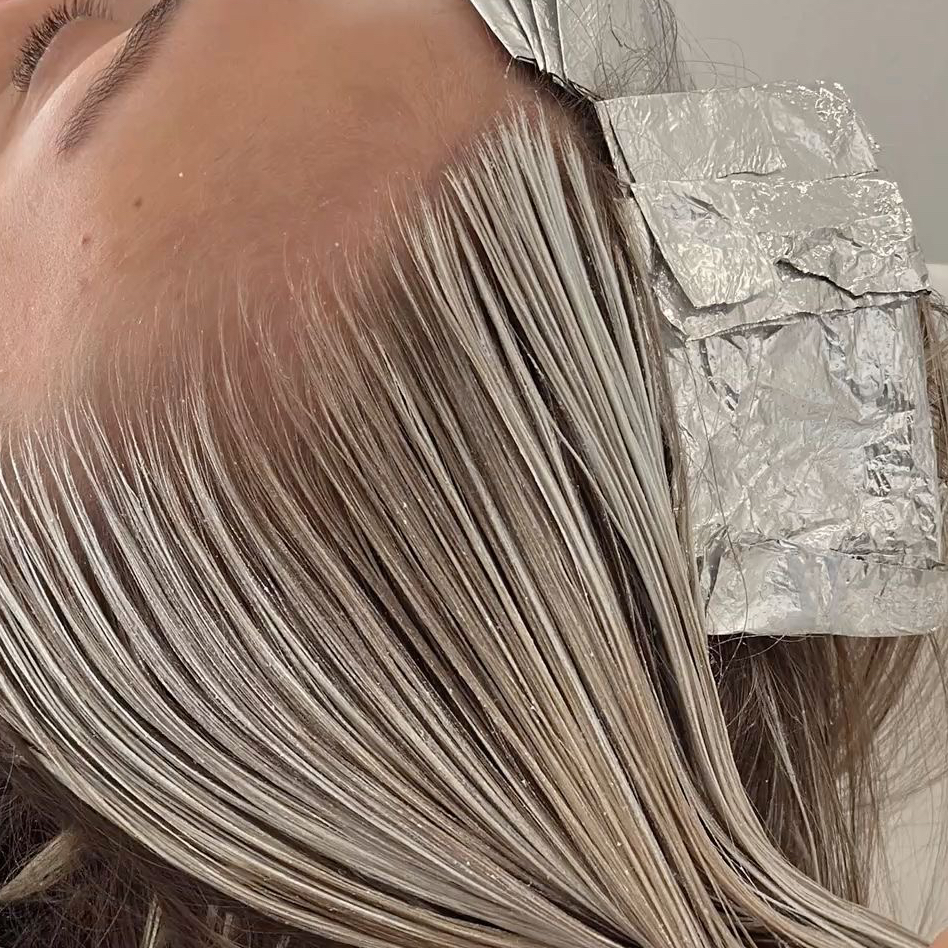 Окрашивание корней (тотал блонд)