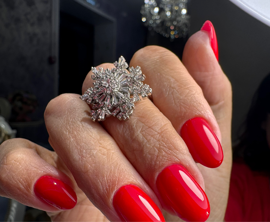 Маникюр с однотонным покрытием и экпресс- укреплением