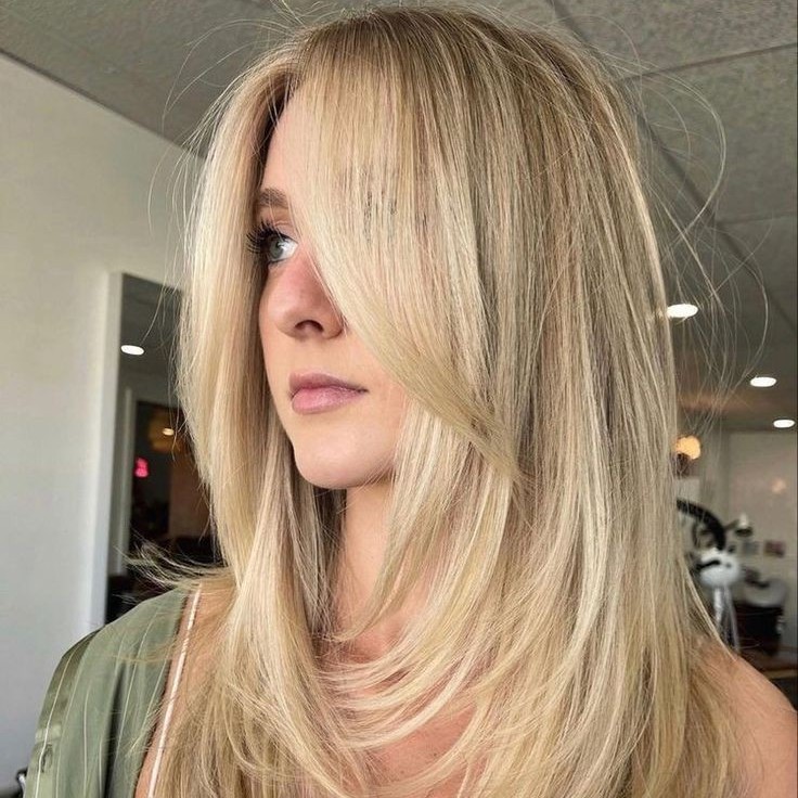 Стрижка женская. Средней-длинной длины.