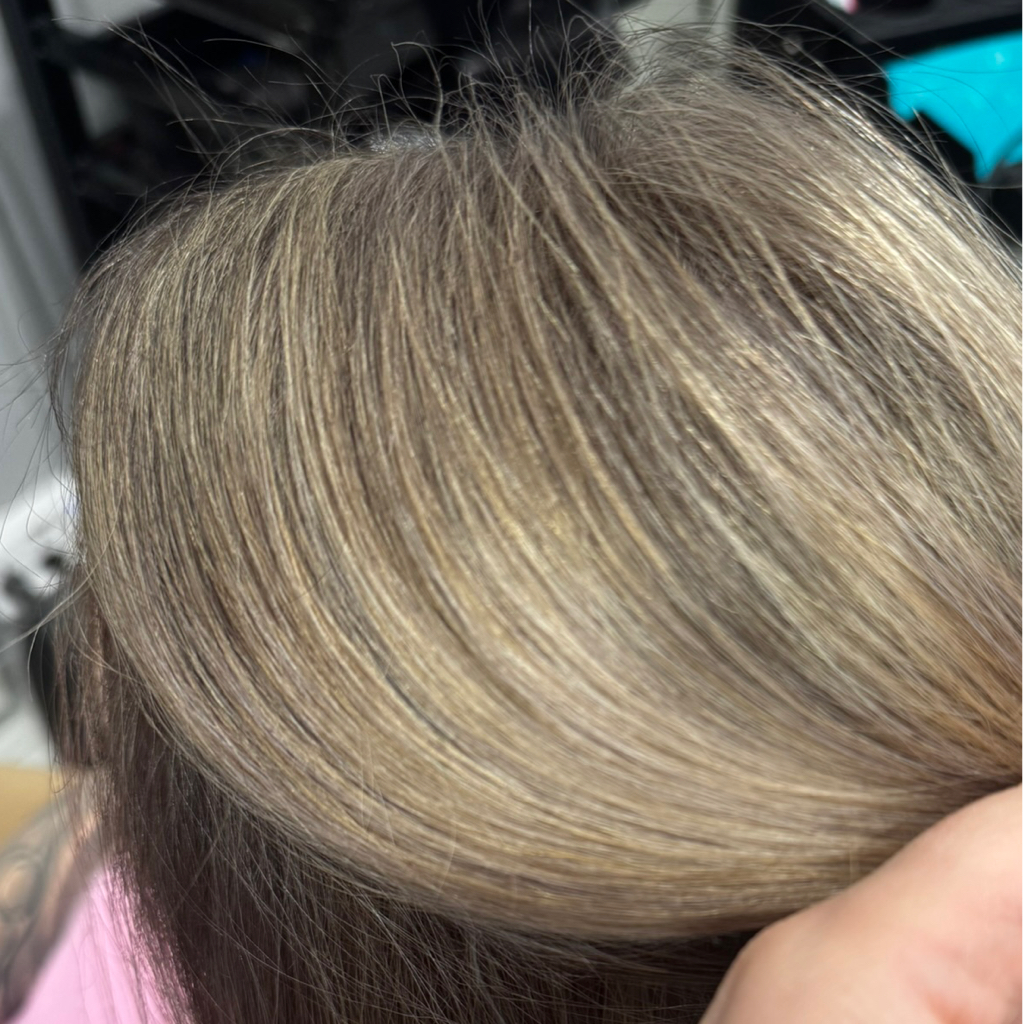 Окрашивание прикорневой зоны (до 3 см)»
Классическая процедура для поддержания цвета и маскировки седины. Мы подбираем формулу красителя, которая в то