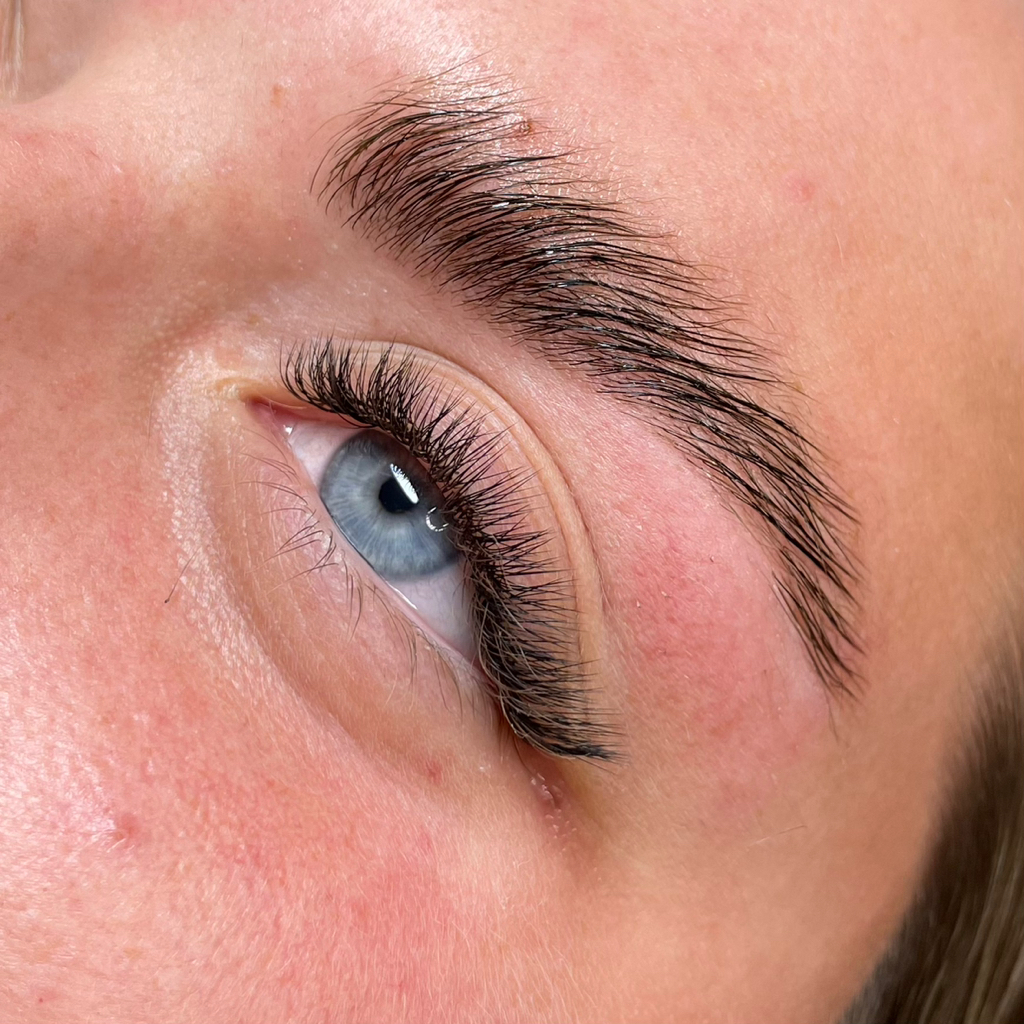 Снятие наращенных ресниц