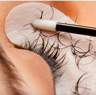 Снятие ресниц нашего мастера без последующего наращивания у нас