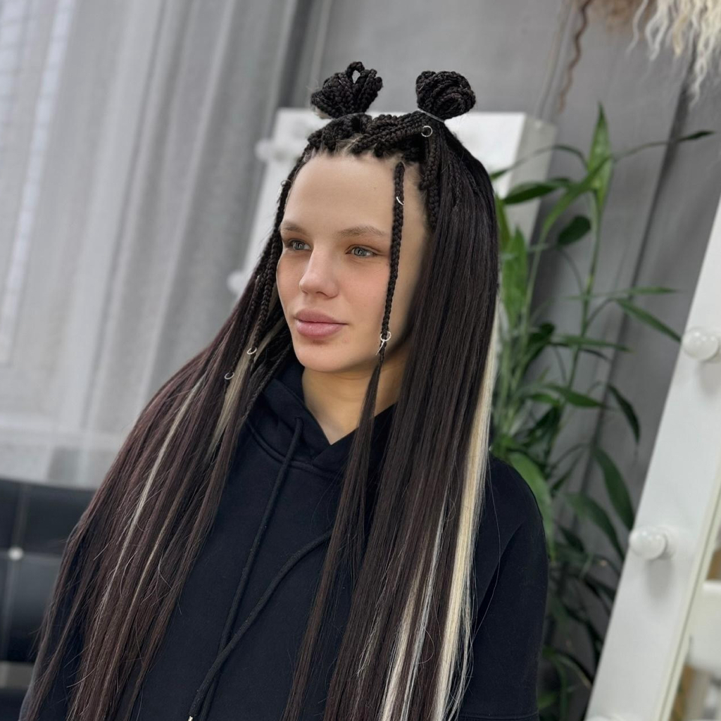 Де косы со свободными кончиками (украшенная на передние косы в 🎁). Косы из биопротеинового волокна, стоимость 12.000₽. Время плетения 1,5-3 часа.