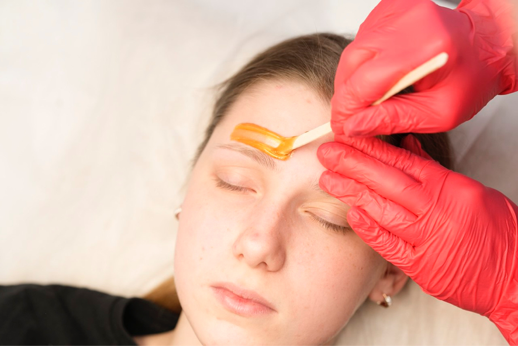 Оформление бровей  и окрашивание