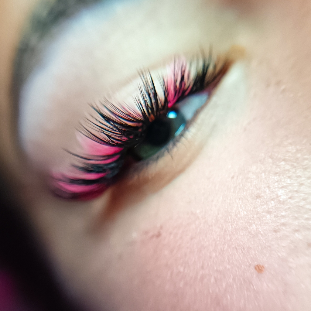 Наращивание колорированных ресниц