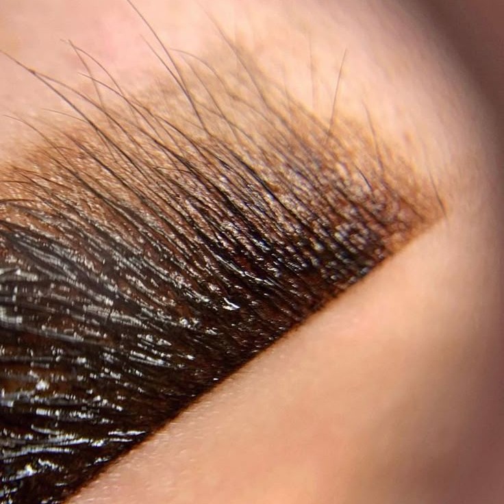 Оформление бровей краской