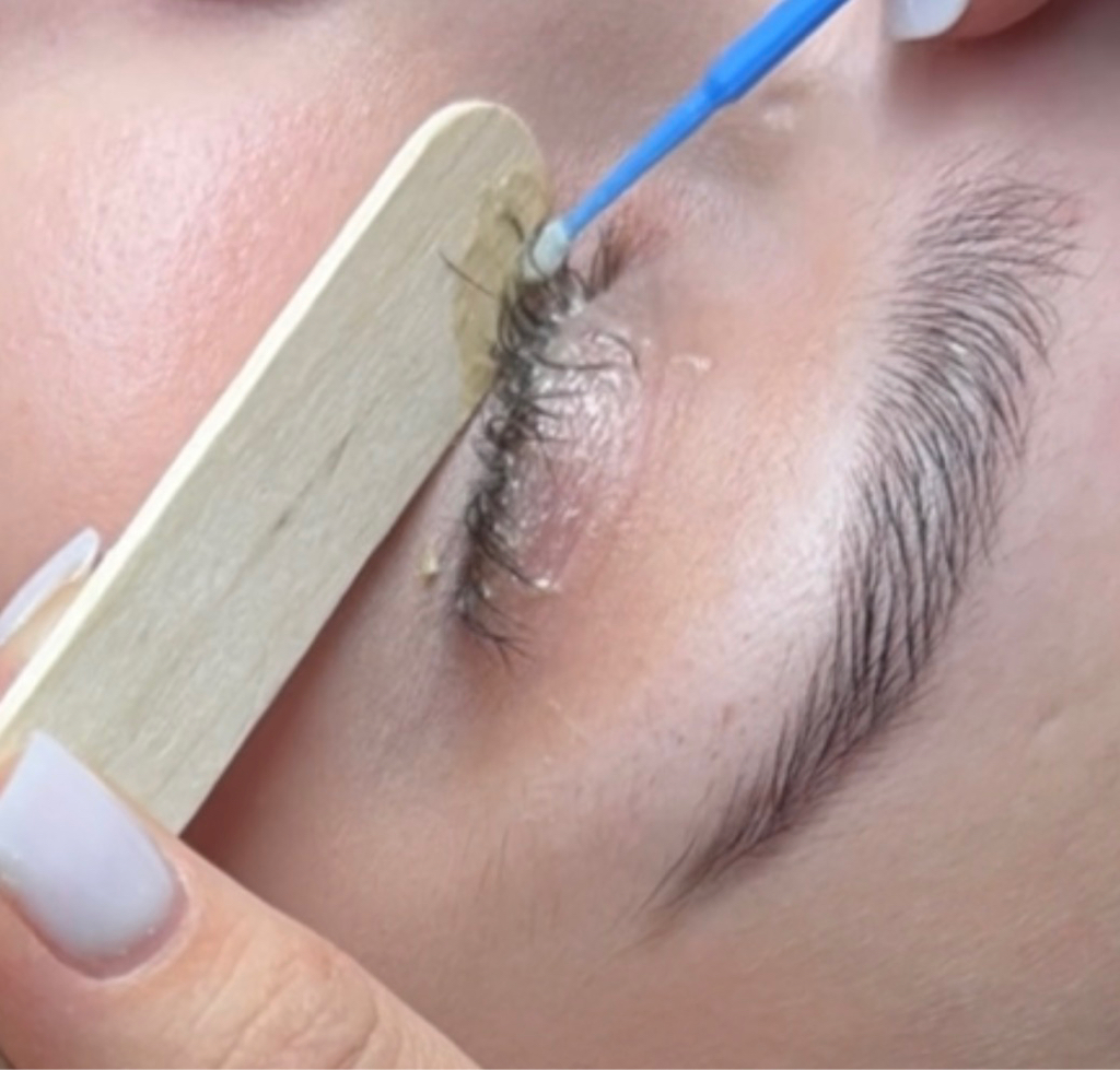 Снятие наращенных ресниц