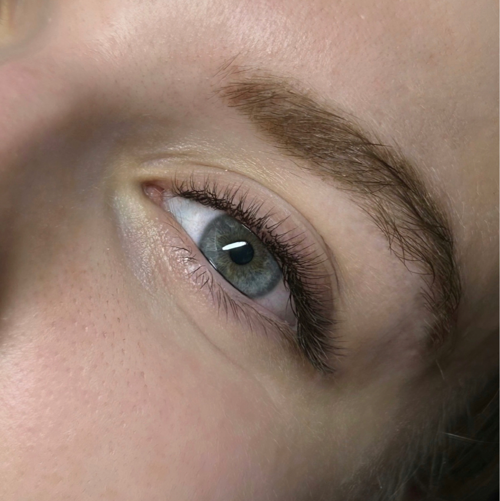 Наращивание ресниц классика