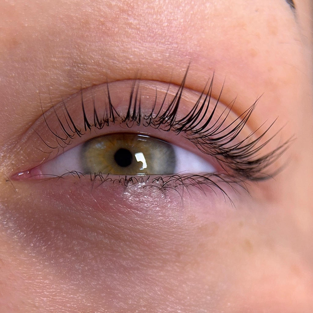 Снятие наращенный ресниц