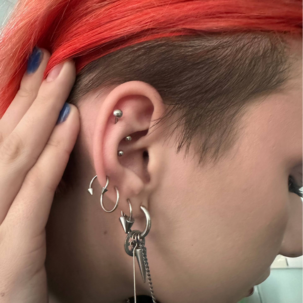 Пирсинг Хряща уха хеликс (один прокол) , без стоимости украшения.