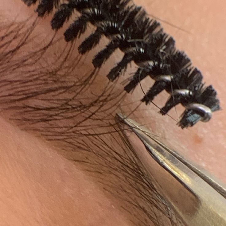 Коррекция бровей (воск/пинцет)