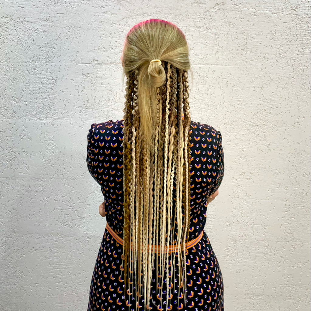 Приплетение комплекта дредов/кос/кудрей на затылок