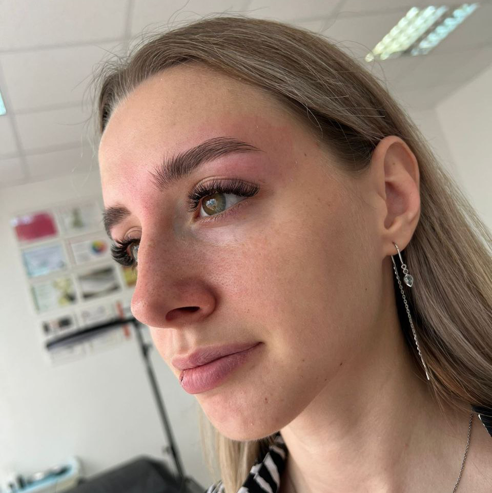 Коррекция бровей воском и окрашивание