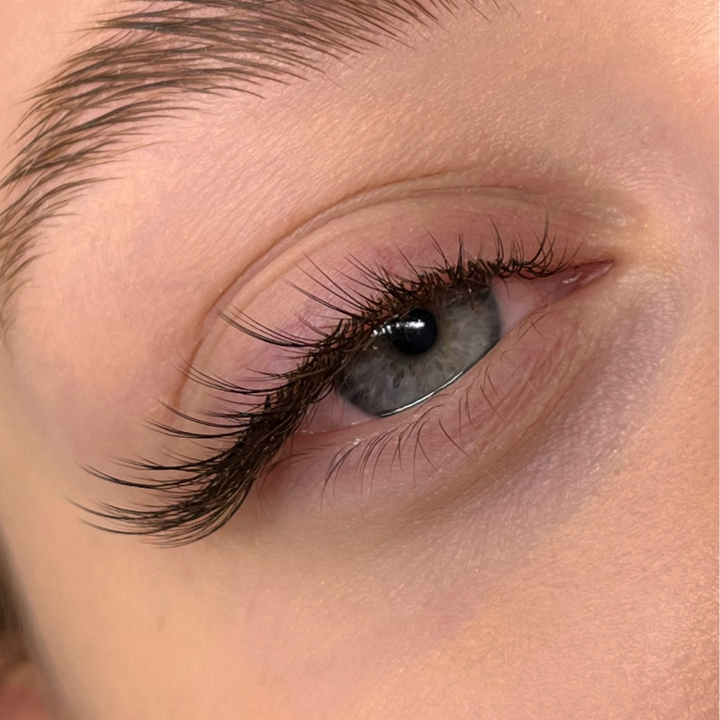 Наращивание 1,5д + коррекция и окрашивание бровей