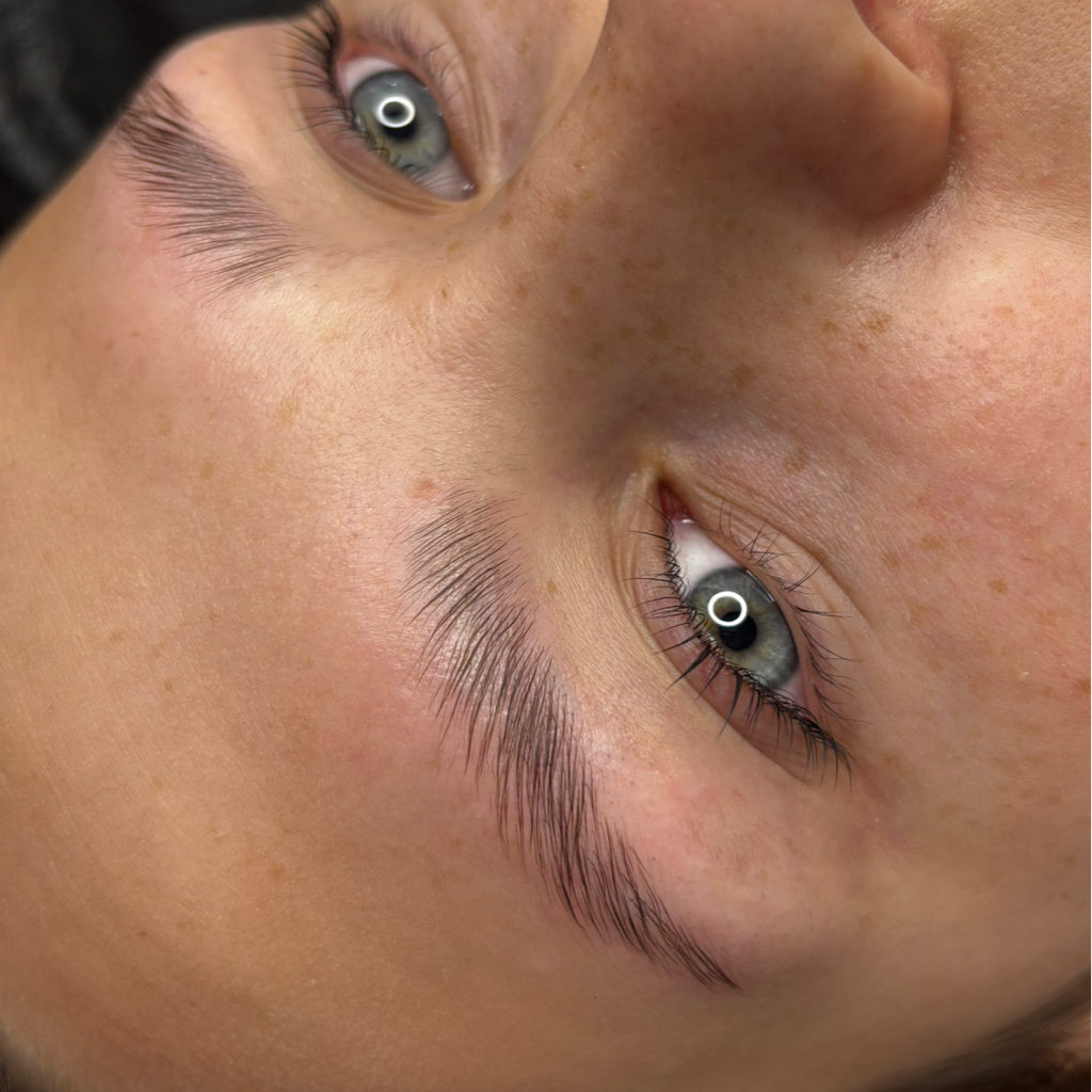 Коррекция бровей