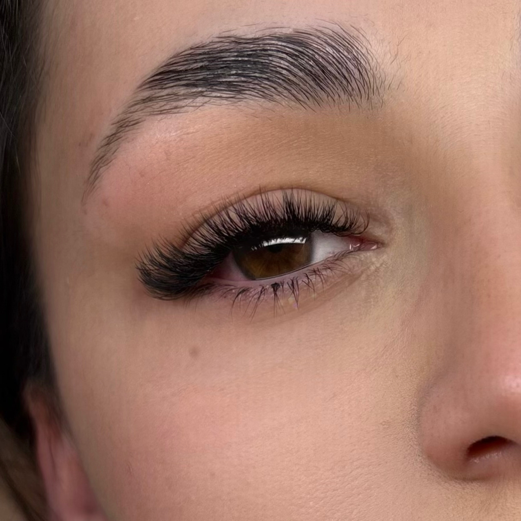 Наращивание ресниц 4D