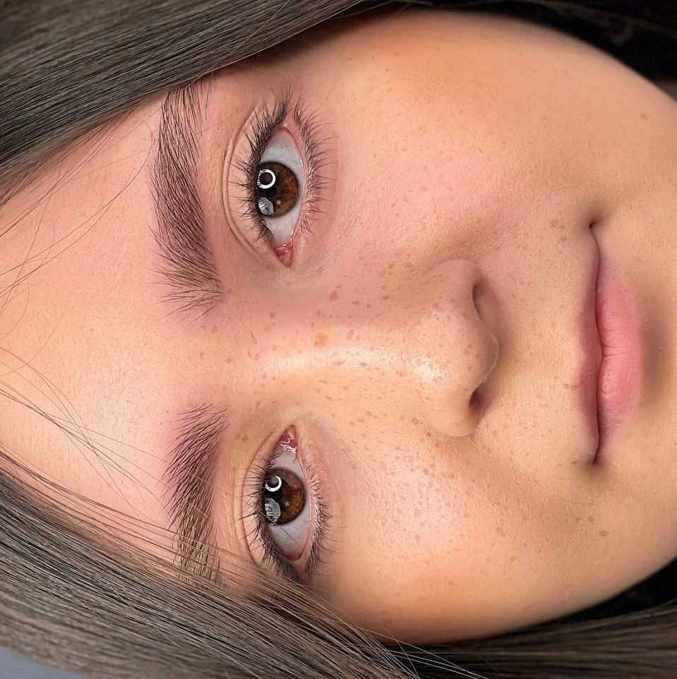 Осветление бровей