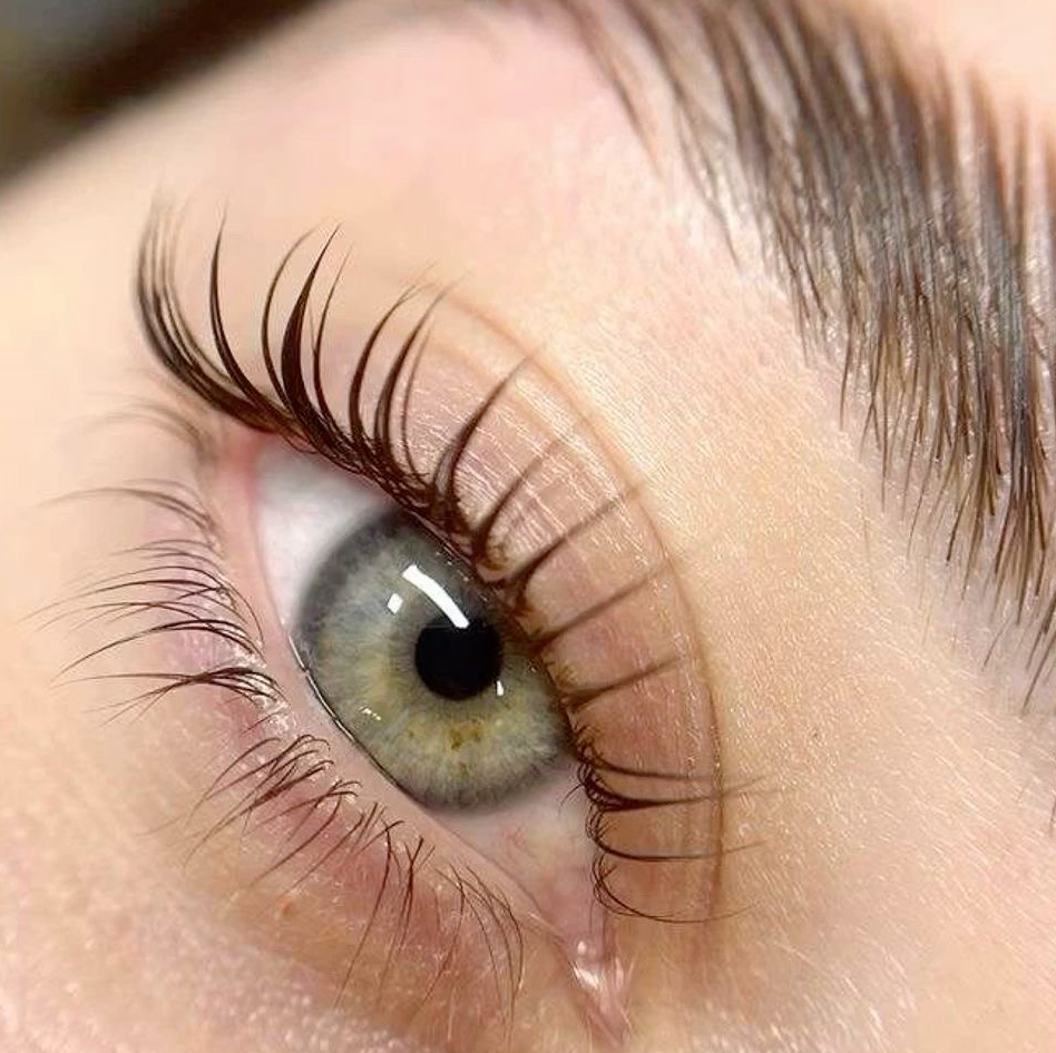 Акция Комбо процедура  Ламинирование ресниц + долговременная укладка бровей