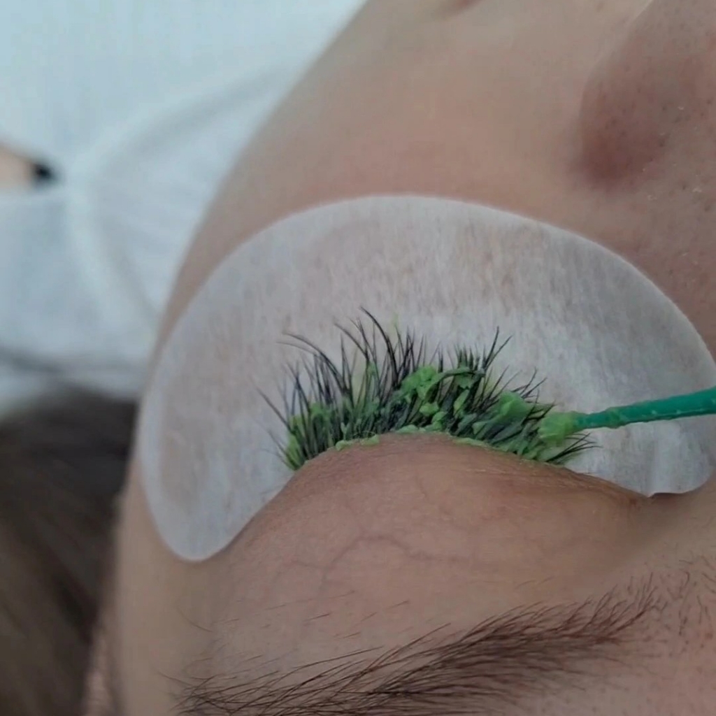 Снятие наращенных ресниц