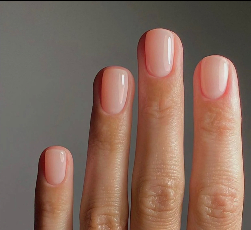 Маникюр жена миллионера  ( база цветной топ,) подходит только на короткие ногти