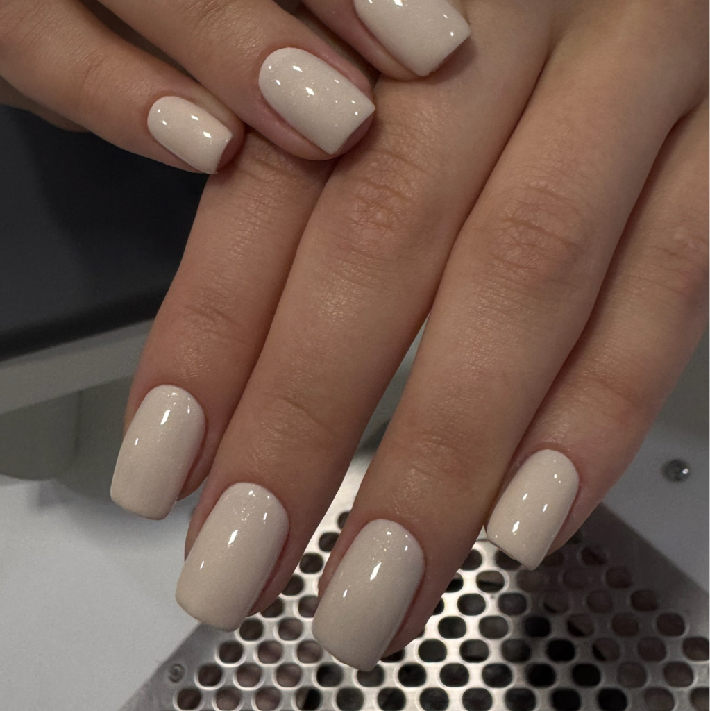 Маникюр с покрытием гель-лак+выравнивание ( снятие старого покрытия в подарок)