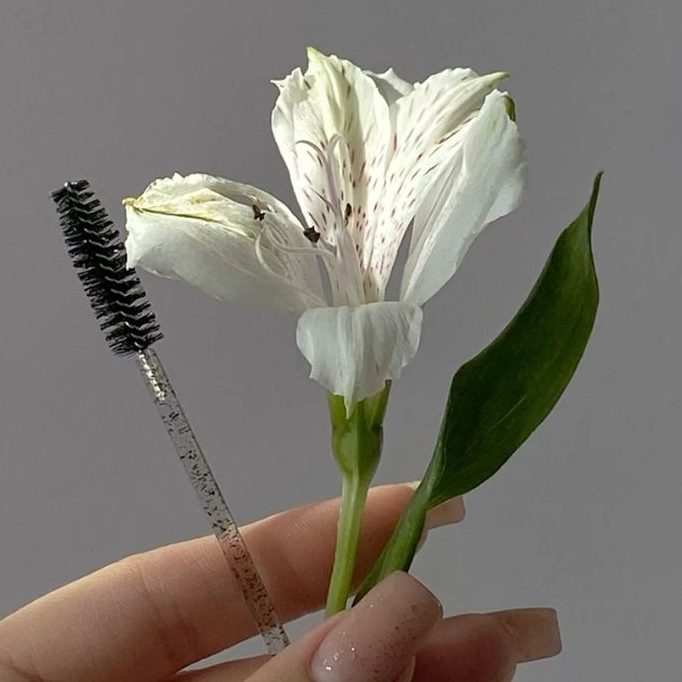 Снятие наращенных ресниц